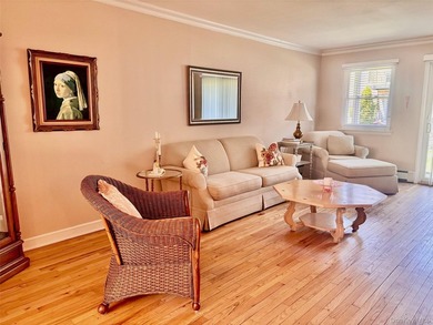 Spectacular ground level one bedroom. Meticulously maintained - photo 11