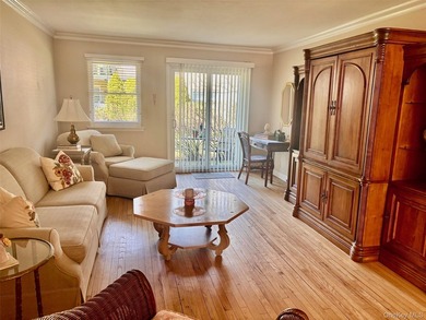 Spectacular ground level one bedroom. Meticulously maintained - photo 12