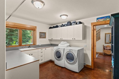 A well kept secret is this fabulous four bedroom three bath home - photo 34