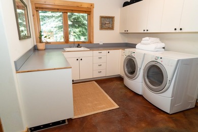 A well kept secret is this fabulous four bedroom three bath home - photo 35