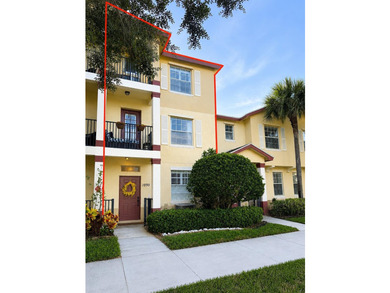 Welcome to this beautifully maintained turn-key three-story - photo 2