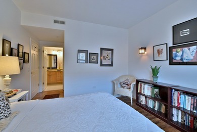 WELCOME TO THIS COZY AND SUNNY CONDO IN THE HEART OF DOWNTOWN