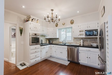 Unique Second-floor 3-Bed/2-Full Bath Townhome, the largest unit - photo 12
