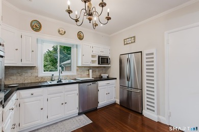 Unique Second-floor 3-Bed/2-Full Bath Townhome, the largest unit - photo 14