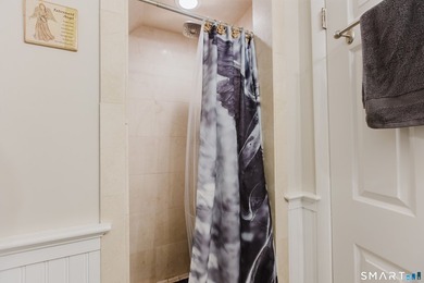 Unique Second-floor 3-Bed/2-Full Bath Townhome, the largest unit - photo 29