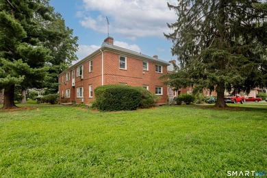 Unique Second-floor 3-Bed/2-Full Bath Townhome, the largest unit - photo 36
