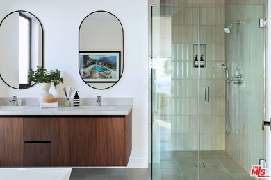 Perched above one of Silver Lake's most coveted corridors, this - photo 7