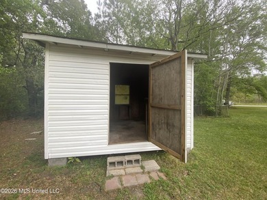 Great first time home buyer! This 3 BR 1 bath , Has a large - photo 11