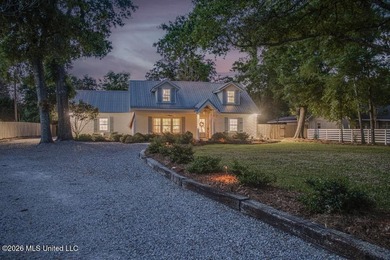 Private Resort-Style Retreat on just under an acre | Pool | - photo 1