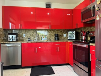 Beautifully renovated 2- bedroom, 2 bath, corner unit featuring - photo 1