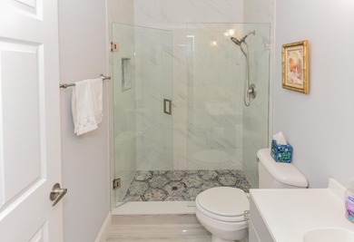 Adorable waterfront villa filled with natural light! This - photo 16