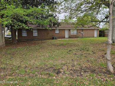 Well maintained brick home on a cul-de-sac just minutes from - photo 18