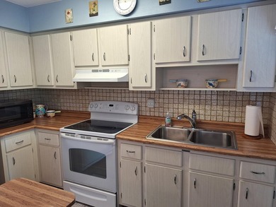 Welcome to this charming and beautifully maintained 3-bedroom - photo 16