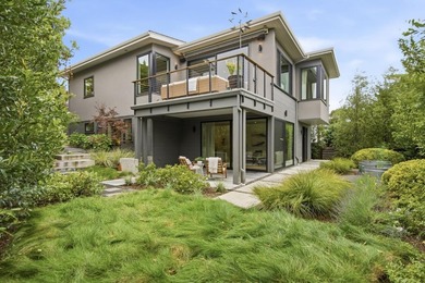 An inspiring, contemporary masterpiece. This custom built home - photo 1