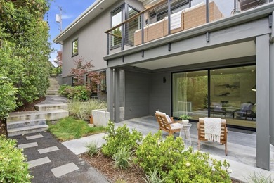 An inspiring, contemporary masterpiece. This custom built home - photo 3