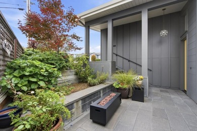 An inspiring, contemporary masterpiece. This custom built home - photo 9