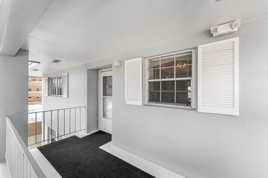 Top floor corner unit with panoramic views of the golf course - photo 2