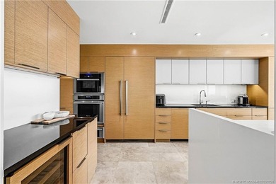Chic 3rd floor condo in Sailfish Point offers an exceptional - photo 14