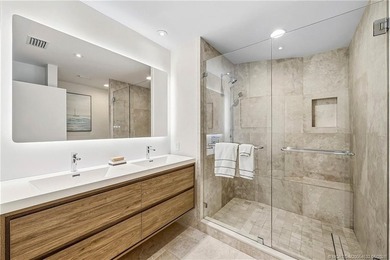 Chic 3rd floor condo in Sailfish Point offers an exceptional - photo 32