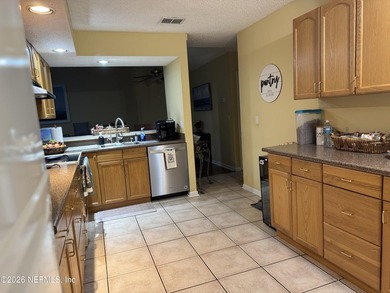 Welcome to your spacious 3 bedroom, 2 bath, one car garage home - photo 2