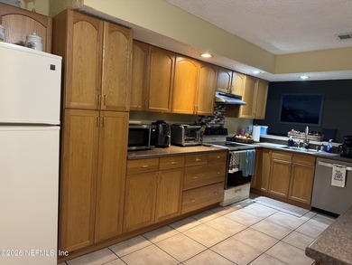 Welcome to your spacious 3 bedroom, 2 bath, one car garage home - photo 3