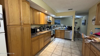 Welcome to your spacious 3 bedroom, 2 bath, one car garage home - photo 6