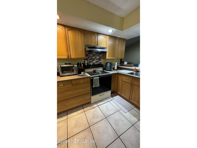 Welcome to your spacious 3 bedroom, 2 bath, one car garage home - photo 8
