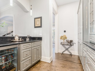 Custom Havlicek residence in Crane Road Estates. Set on a 1 - photo 9