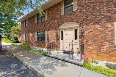 Move in ready, updated, one level living, main floor condo just - photo 2