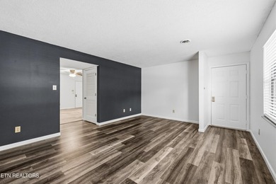 Move in ready, updated, one level living, main floor condo just - photo 4