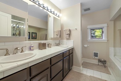 Gorgeous and comfortable, this 5 bedroom ensuite home is just - photo 27