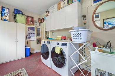 Gorgeous and comfortable, this 5 bedroom ensuite home is just - photo 31