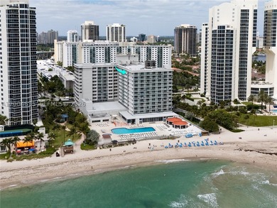 Oceanfront studio with private BALCONY in Sunny Isles Beach - photo 13