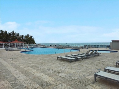 Oceanfront studio with private BALCONY in Sunny Isles Beach - photo 15