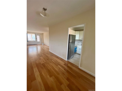 Welcome to Windsor North Co-ops on the Hudson! This spacious and