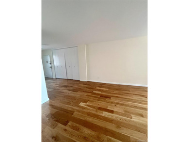 Welcome to Windsor North Co-ops on the Hudson! This spacious and