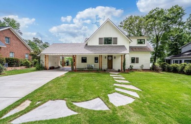 A desired Lake Cottage on Sinclair. This 2019 custom built lake - Lake Home For Sale in Milledgeville, Georgia