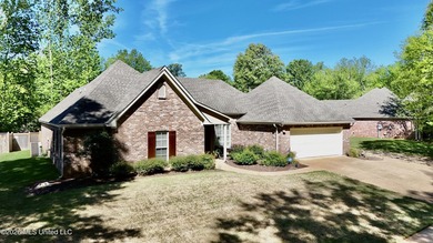 Gorgeous, pristine, and move-in ready! 4 Bed, 2 1/2 bath in - photo 2