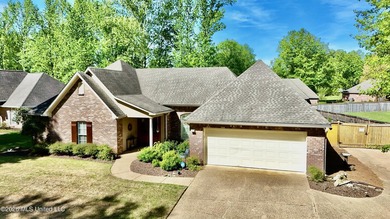 Gorgeous, pristine, and move-in ready! 4 Bed, 2 1/2 bath in - photo 3