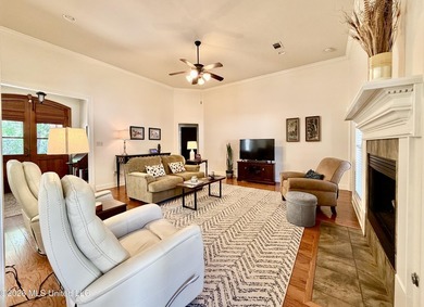 Gorgeous, pristine, and move-in ready! 4 Bed, 2 1/2 bath in - photo 9