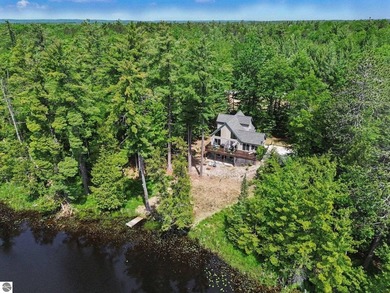 Custom-built, extremely well-maintained, beautiful home with - photo 2