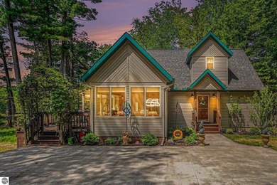Custom-built, extremely well-maintained, beautiful home with - photo 5