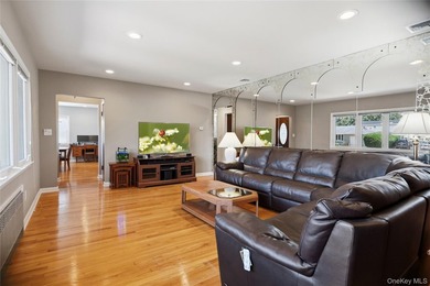 WELCOME TO YOUR NEXT HOME! SOLID BUILT 1957 HARDWOOD FLOORS - photo 14