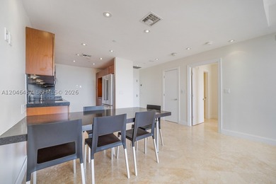 EXQUISITELY REMODELED, 2 Bedroom Split plan plus huge DEN, 2 - photo 3