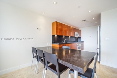 EXQUISITELY REMODELED, 2 Bedroom Split plan plus huge DEN, 2 - photo 4