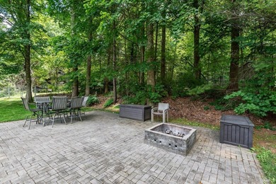 This stunning home on a 1.73 acre site has been freshly - photo 32