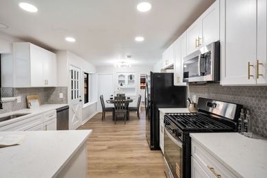 Welcome to this beautifully fully updated 5-bedroom, 4-bathroom - photo 12