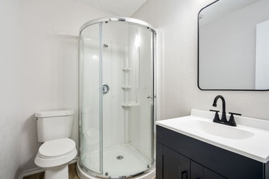 Welcome to this beautifully fully updated 5-bedroom, 4-bathroom - photo 25