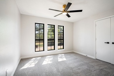 Welcome to this beautifully fully updated 5-bedroom, 4-bathroom - photo 29