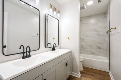 Welcome to this beautifully fully updated 5-bedroom, 4-bathroom - photo 31